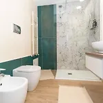 Enjoy Room- Con Parcheggio Gratuito E Colazione Deliziosa ! Daire