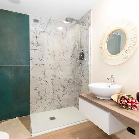 Enjoy Room- Con Parcheggio Gratuito E Colazione Deliziosa ! Lägenhet